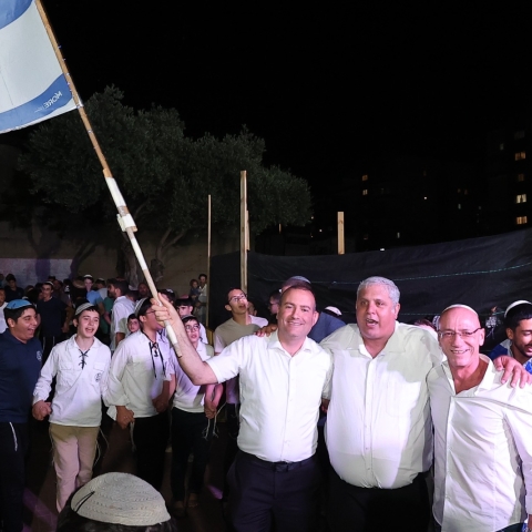 רחובות מציינת את יום ירושלים: מאות בני נוער, תושבות ותושבים בריקוד דגלים מרגש של אחדות