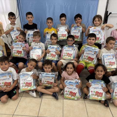 עם סיום שנת הלימודים: עיריית רחובות חילקה ערכות "איתכם לכיתה א'" לבוגרות ובוגרי גני החובה בעיר