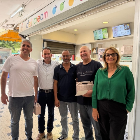 צוות המחלקה לרישוי וקידום קהילת העסקים הפתיעו את בעלות ובעלי העסקים ברחוב הרצל ביוזמה מתוקה