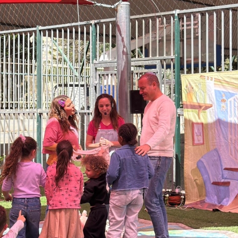 אלפי חוגגים (בקפסולות), 100 אטרקציות וחג אחד מלא חוויות: משפחות רבות ברחובות נהנו מחגיגת פעילויות עשירה הכוללת מופעים, הצגות, מתחמי מדע ועוד