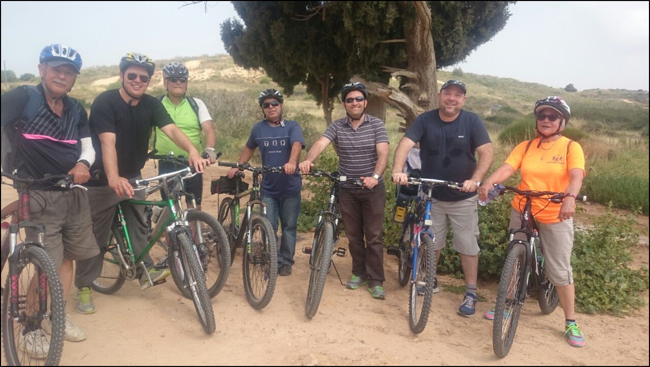 חברי קבוצת הרכיבה ברכיבה לגבעות הכורכר בנס ציונה