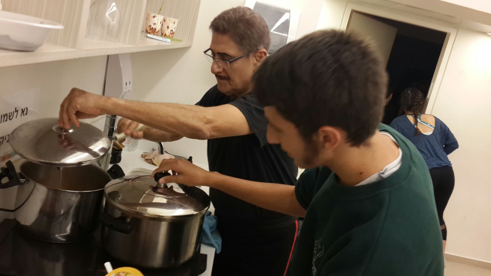 מלאכים מאחורי הקלעים