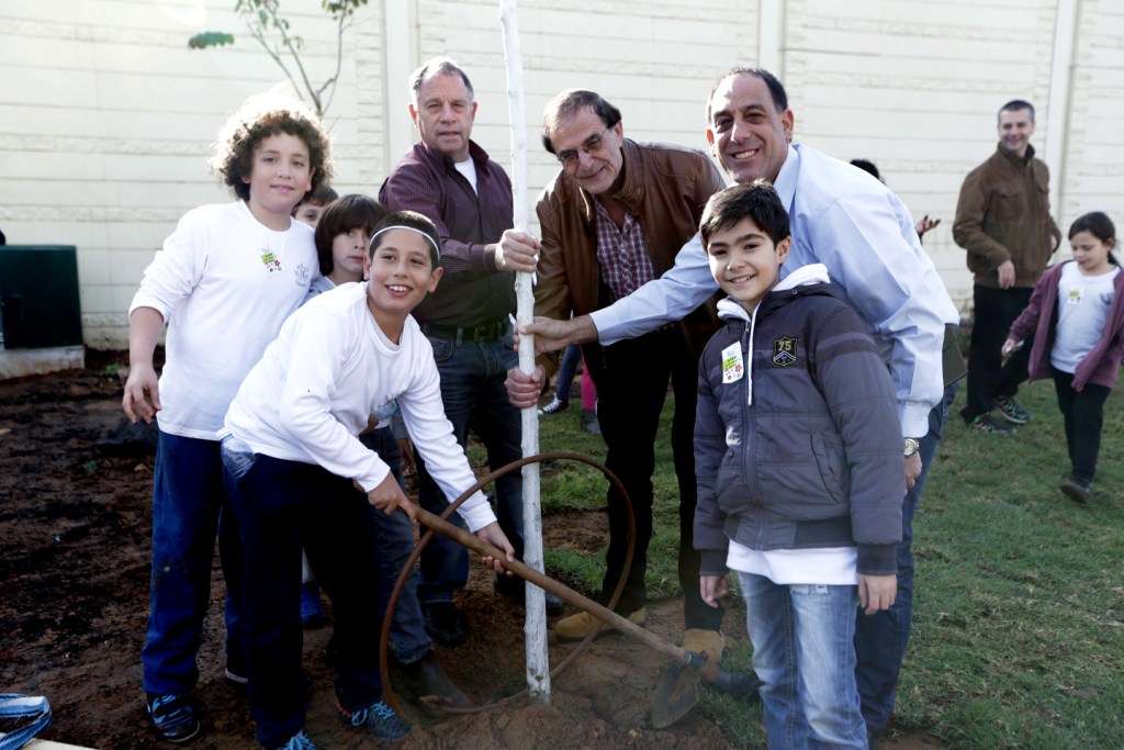 תושבי העיר וילדי בתי הספר בנטיעת עצים