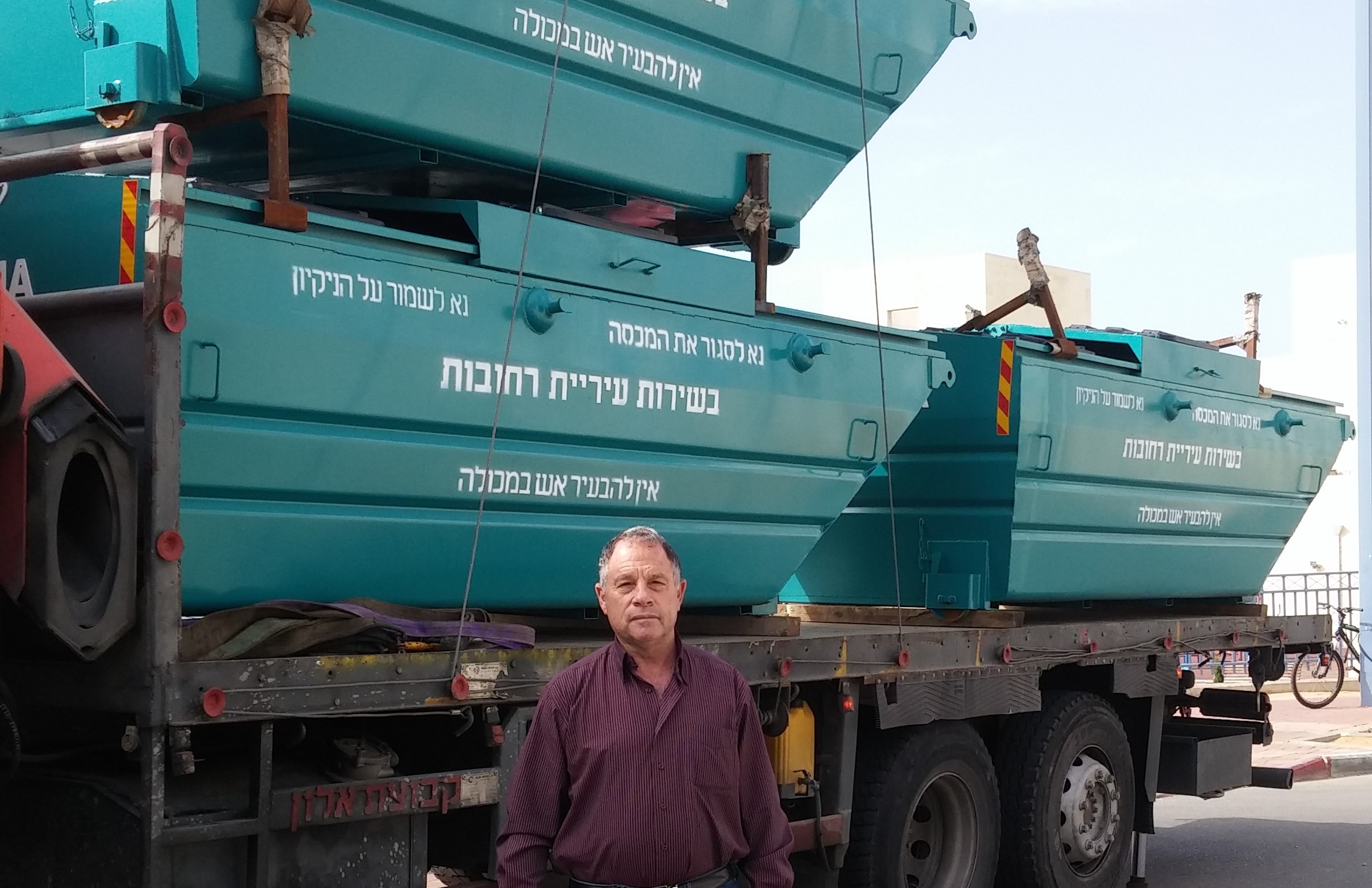 פחי האשפה החדשים על המשאית