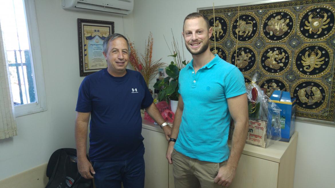זיו גילאור, מנהל מחלקת רכש באגף שירותי הביטחון עם המתמחה, חיאל לינדנבאום מתכנית מתמחים מהשנה שעברה