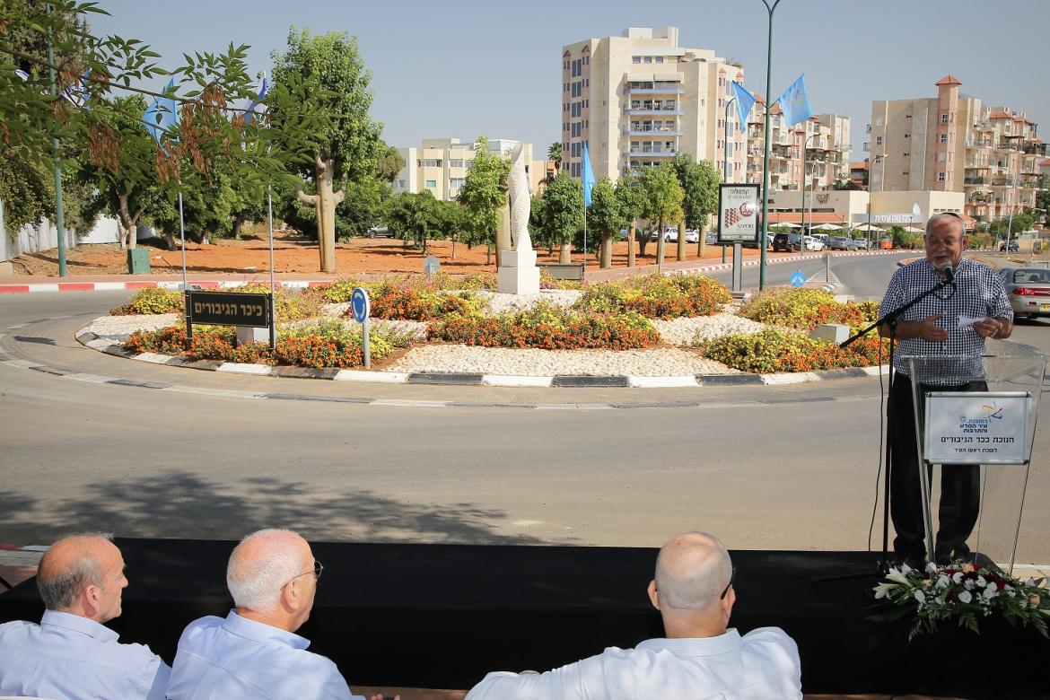 ראש העיר בכיכר הגיבורים