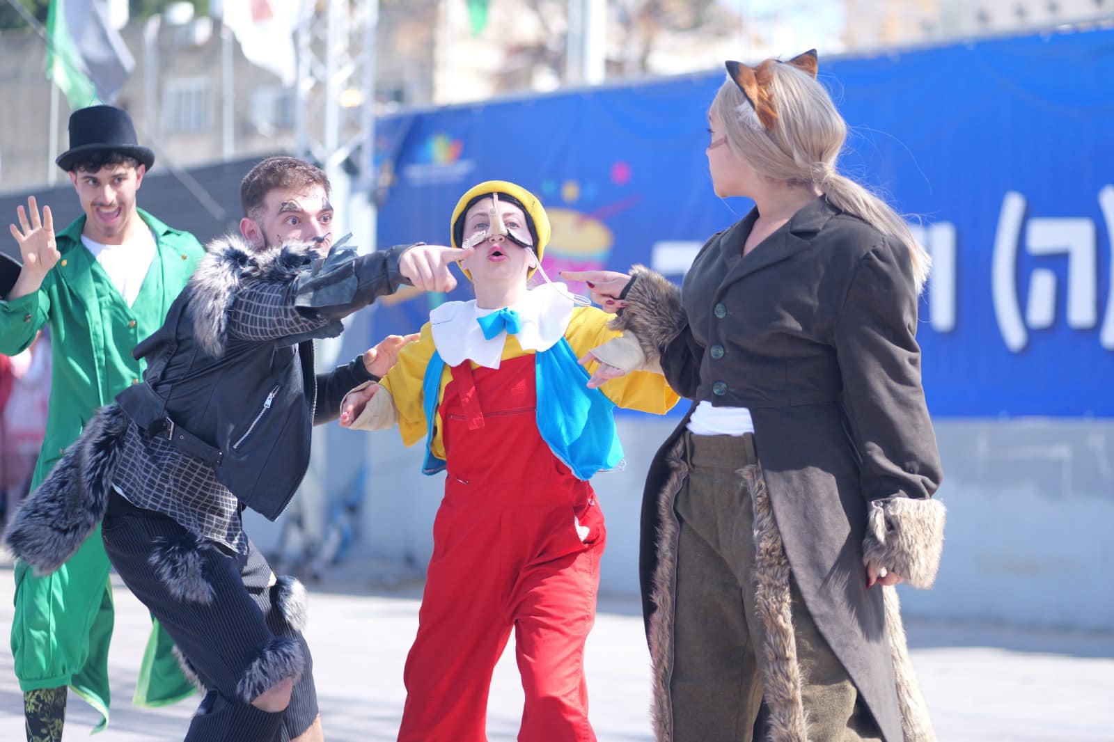 אנשים מחופשים